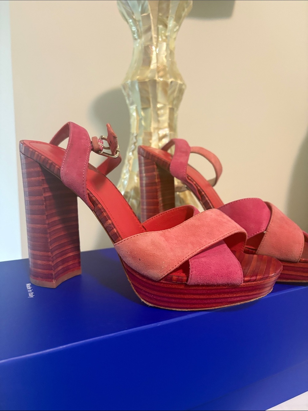 Pour La Victorie Women's Pink Suede Platform Sandals